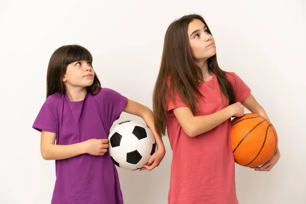 Hermanitas Jugando Fútbol Baloncesto Aisladas Sobre Fondo Blanco Haciendo Gestos —  Fotos de Stock