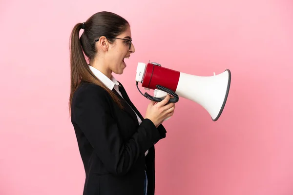 Young Caucasian Business Woman Isolated Pink Background Shouting Megaphone — Stock Photo, Image