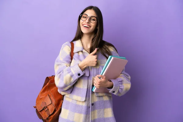 Jovem Estudante Mulher Isolada Fundo Roxo Dando Gesto Polegares Para — Fotografia de Stock