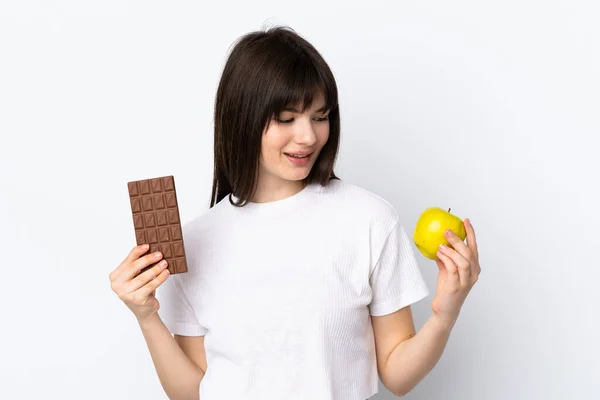Mladá Ukrajinská Žena Izolované Bílém Pozadí Přičemž Čokoládovou Tabletu Jedné — Stock fotografie