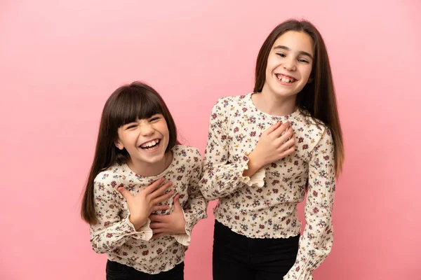 Hermanitas Niñas Aisladas Sobre Fondo Rosa Sonriendo Mucho Mientras Ponen —  Fotos de Stock