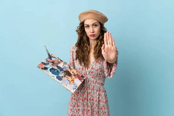 Ung Konstnär Flicka Håller Palett Isolerad Blå Bakgrund Gör Stopp — Stockfoto