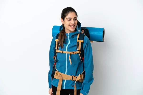 Młody Alpinista Dużym Plecakiem Odosobnionym Tle Spoglądający Bok Uśmiechnięty — Zdjęcie stockowe