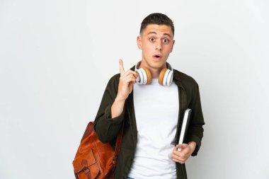 Beyaz arka planda izole edilmiş beyaz tenli genç bir öğrenci parmağını kaldırarak çözümü bulmaya çalışıyor.