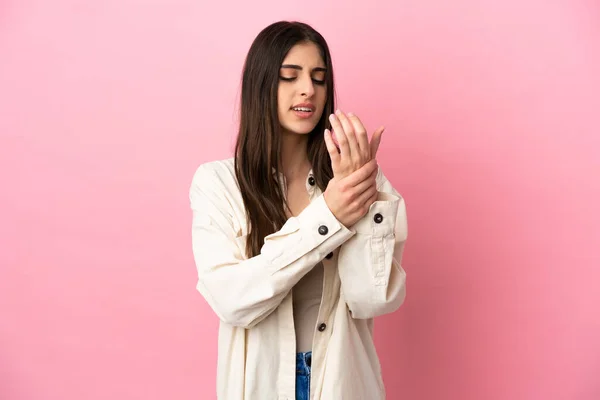 Jonge Blanke Vrouw Geïsoleerd Roze Achtergrond Die Lijdt Aan Pijn — Stockfoto