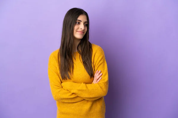 Giovane Donna Caucasica Isolata Sfondo Viola Guardando Lato — Foto Stock