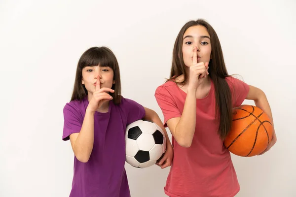 Irmãzinhas Jogando Futebol Basquete Isolado Fundo Branco Mostrando Sinal Silêncio — Fotografia de Stock