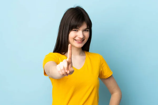 Adolescente Ucraniana Menina Isolada Fundo Azul Mostrando Levantando Dedo — Fotografia de Stock