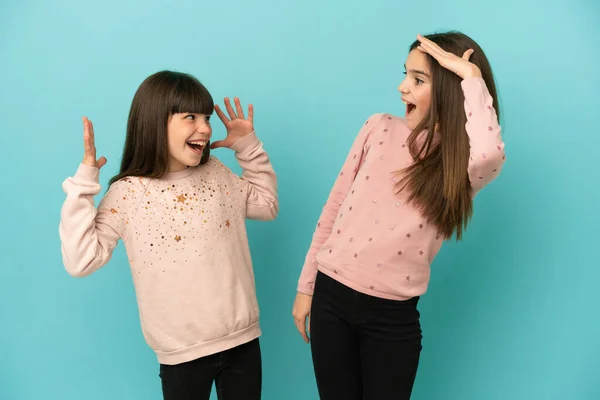 Hermanitas Niñas Aisladas Sobre Fondo Azul Con Sorpresa Expresión Facial —  Fotos de Stock