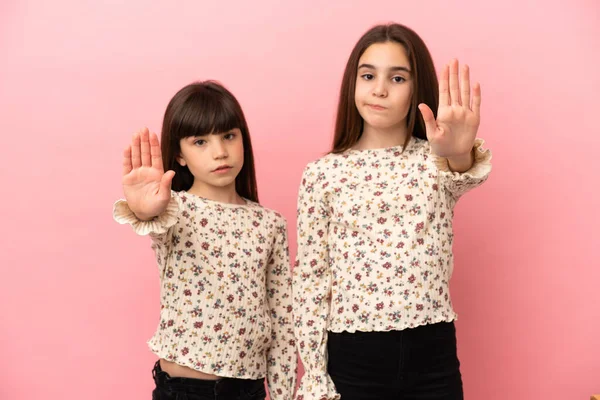 Hermanitas Niñas Aisladas Sobre Fondo Rosa Haciendo Gesto Dejar Negar —  Fotos de Stock
