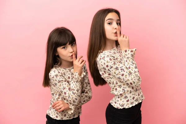 Młodsze Siostry Dziewczyny Odizolowane Różowym Tle Wykazują Znak Zamykania Ust — Zdjęcie stockowe