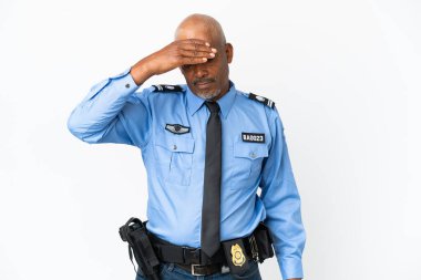 Genç bir polis memuru beyaz arka planda, gözleri elleriyle kapatıyor. Bir şey görmek istemiyorum.