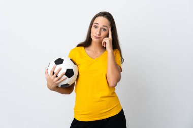 Genç futbolcu kadın izole edilmiş beyaz arka planda bir fikir düşünüyor.