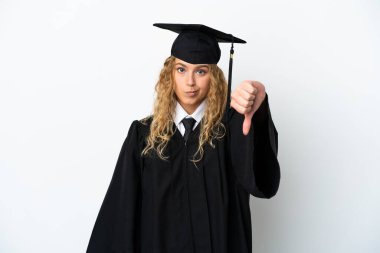 Genç üniversite mezunu, beyaz arka planda izole edilmiş.
