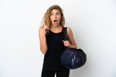 Spor çantalı genç bir kadın beyaz arka planda izole edilmiş.