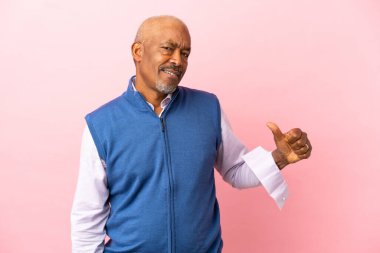 Kübalı son sınıf öğrencisi pembe arka planda soyutlanmış gururlu ve kendinden memnun.