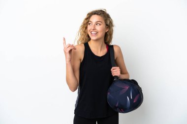 Spor çantalı genç bayan beyaz arka planda izole edilmiş harika bir fikre işaret ediyor.
