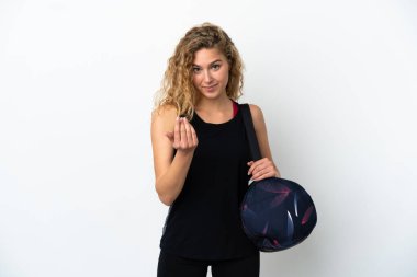 Spor çantalı genç bayan, beyaz arka planda izole edilmiş, bizimle gelmesi için davet ediliyor. Gelmene sevindim.