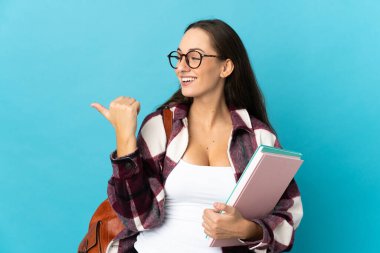 Tecrit edilmiş genç bayan öğrenci bir ürünü sunmak için kenarı işaret ediyor.