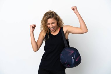 Spor çantalı genç bayan, beyaz arka planda izole edilmiş zaferi kutluyor.