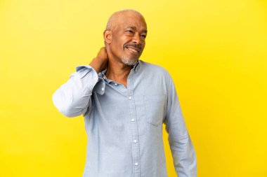 Kübalı son sınıf öğrencisi sarı arka planda boynu ağrıyan