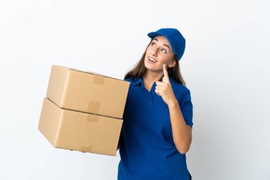 İzole edilmiş beyaz arka planı olan genç teslimatçı kadın işaret parmağıyla işaret ediyor. Harika bir fikir.