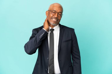 İşletme son sınıf öğrencisi mavi arka planda gülüyor.