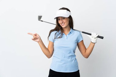İzole edilmiş beyaz arka planda genç bir golfçü kadın parmak kaldırıyor.