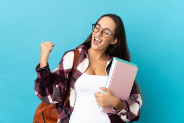 Tecrit edilmiş genç bayan öğrenci zaferi kutluyor.