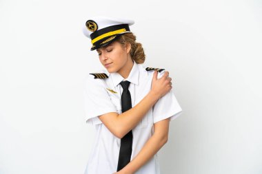 Uçaktaki sarışın kadın pilot, beyaz arka planda izole edilmiş, omuz ağrısı çekiyor, çabaladığı için.