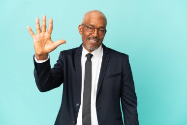 İşletme son sınıf öğrencisi mavi arka planda izole edildi.