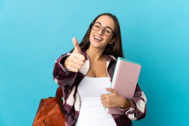 Tecrit edilmiş genç bir bayan öğrenci. Başparmakları havada. Çünkü iyi bir şey oldu.