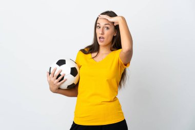 Genç futbolcu kadın, izole edilmiş beyaz arka planda, yan tarafa bakarken sürpriz jest yapıyor.