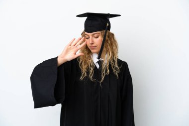 Beyaz arka planda izole edilmiş genç üniversite mezunu.