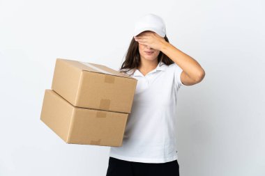 İzole edilmiş beyaz arka planı olan genç teslimatçı kadın gözleri elleriyle kapatıyor. Bir şey görmek istemiyorum.