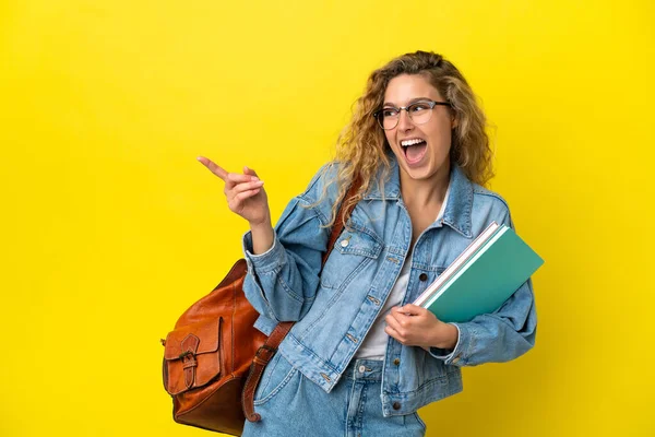 Junge Studentin Kaukasische Frau Isoliert Auf Gelbem Hintergrund Zeigt Mit — Stockfoto