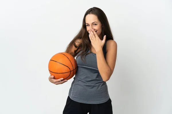 Młoda Kobieta Gra Koszykówkę Odizolowanym Białym Tle Szczęśliwy Uśmiechnięty Pokrycie — Zdjęcie stockowe