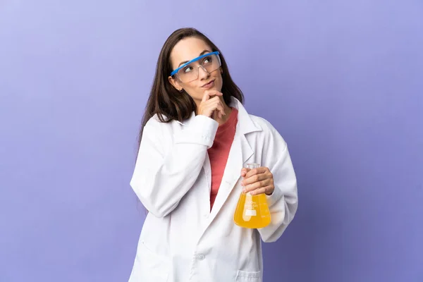 Junge Wissenschaftlerin Über Isolierten Hintergrund Und Den Blick Nach Oben — Stockfoto