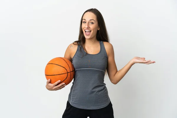 Mladá Žena Hraje Basketbal Přes Izolované Bílé Pozadí Šokovaným Výrazem — Stock fotografie