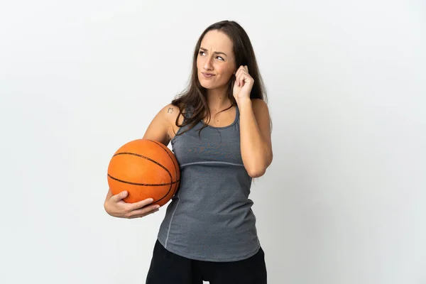 Mujer Joven Jugando Baloncesto Sobre Fondo Blanco Aislado Frustrado Cubriendo — Foto de Stock