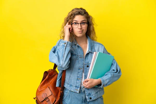 Jonge Student Kaukasische Vrouw Geïsoleerd Gele Achtergrond Denken Een Idee — Stockfoto