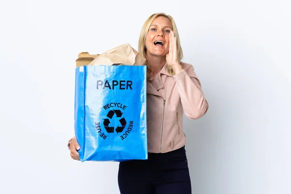 Femme Âge Moyen Tenant Sac Recyclage Plein Papier Recycler Isolé — Photo