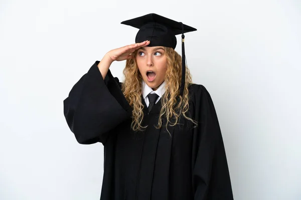 Graduação Universitária Jovem Isolado Fundo Branco Fazendo Gesto Surpresa Enquanto — Fotografia de Stock
