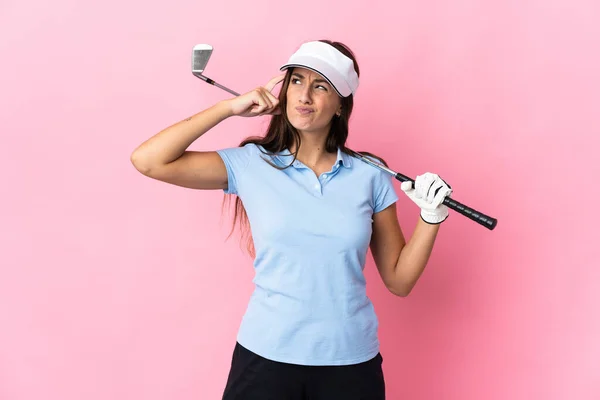 Jonge Spaanse Vrouw Geïsoleerde Roze Achtergrond Golfen Met Twijfels Verwarrende — Stockfoto