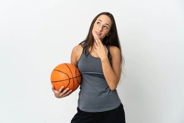 Jeune Femme Jouant Basket Sur Fond Blanc Isolé Regardant Vers — Photo