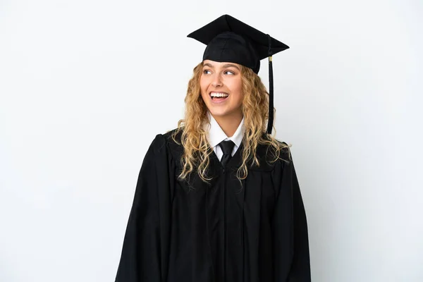 Graduação Universitária Jovem Isolado Fundo Branco Olhando Para Lado Sorrindo — Fotografia de Stock