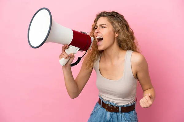 Jonge Blonde Vrouw Geïsoleerd Roze Achtergrond Schreeuwen Door Een Megafoon — Stockfoto