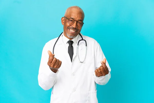 Anziano Medico Uomo Isolato Sfondo Blu Fare Soldi Gesto — Foto Stock