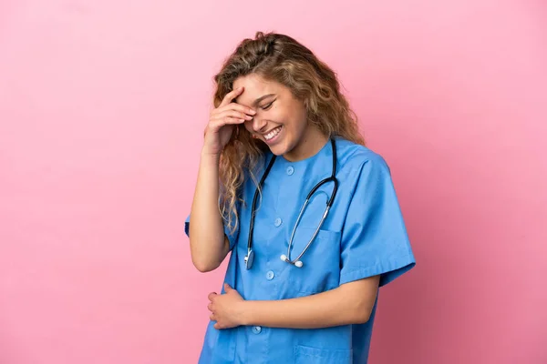 Ung Kirurg Läkare Kvinna Isolerad Rosa Bakgrund Skrattar — Stockfoto
