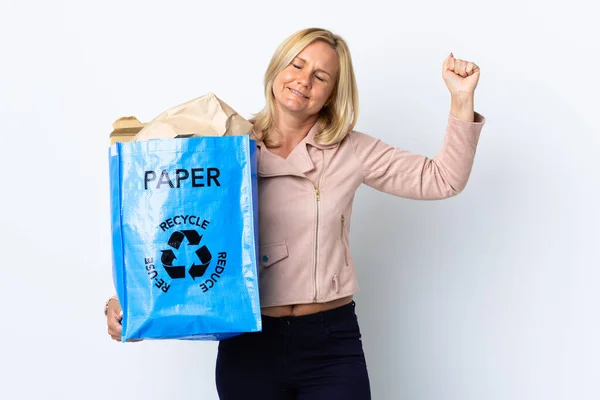 Kobieta Średnim Wieku Trzyma Worek Papierem Recyklingu Odizolowany Białym Tle — Zdjęcie stockowe